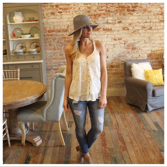 ✨LAST✨Medium Wash Distressed Skinny Jean - Picture 4 of 4